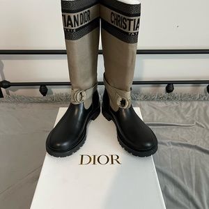 NIB NEVER WORN WOMENS CHRISTIAN DIOR BOOTS. D-MAJOR COA INCLUDED. SZ 38EU 7.5US